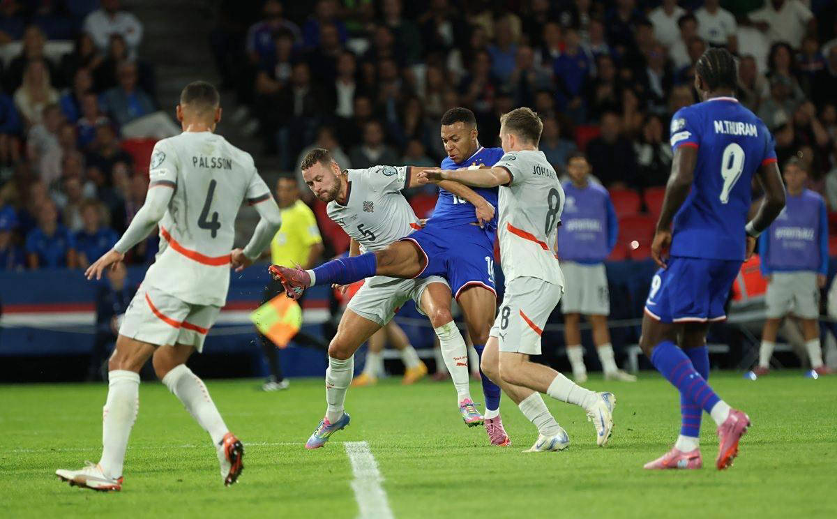 中国国乒在2025成都混合团体世界杯中以6连胜结束第二轮，孙颖莎在梁靖崑失利后积极复盘，展现团队凝聚力与个人关怀。