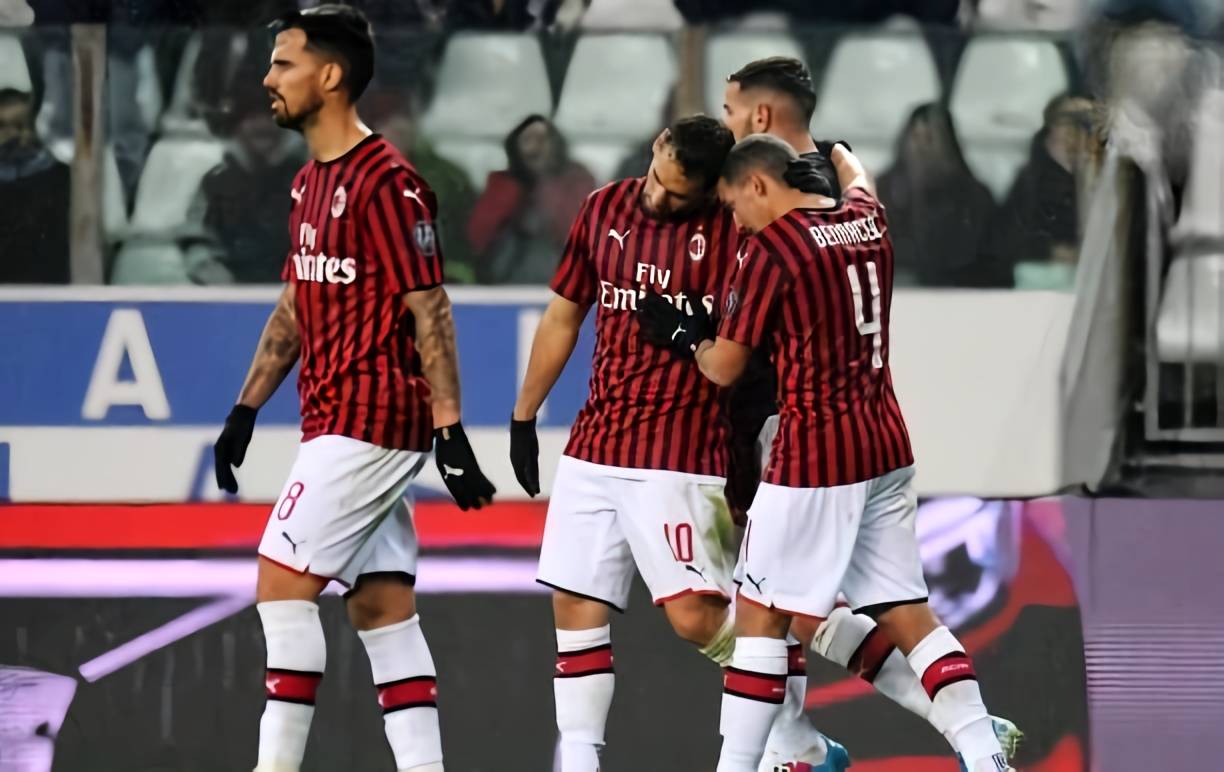 何宇鹏纪念捧杯： 一整季的重量都化为光芒，只为这一次触碰