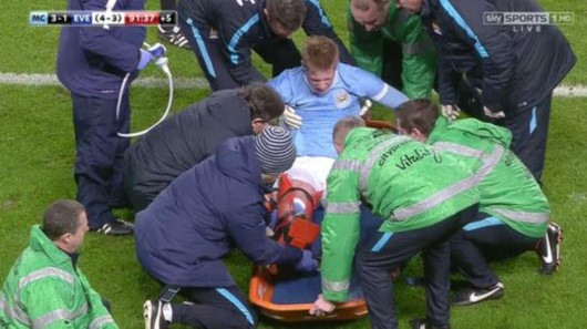 阿图什杯球员进球后跑上看台给母亲献花，后两黄变一红被罚下