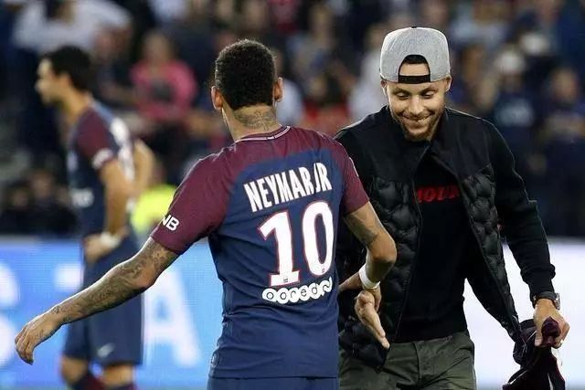 湖人官方发布：世界体操冠军能学会湖人啦啦队的舞蹈动作吗？